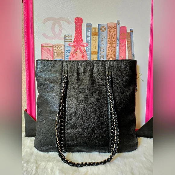 Chanel Luxe Ligne Tote Bag - Picture 2 of 16